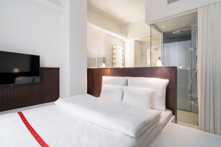 Room 15 of 42