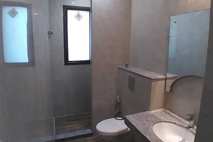 Room 8 of 9