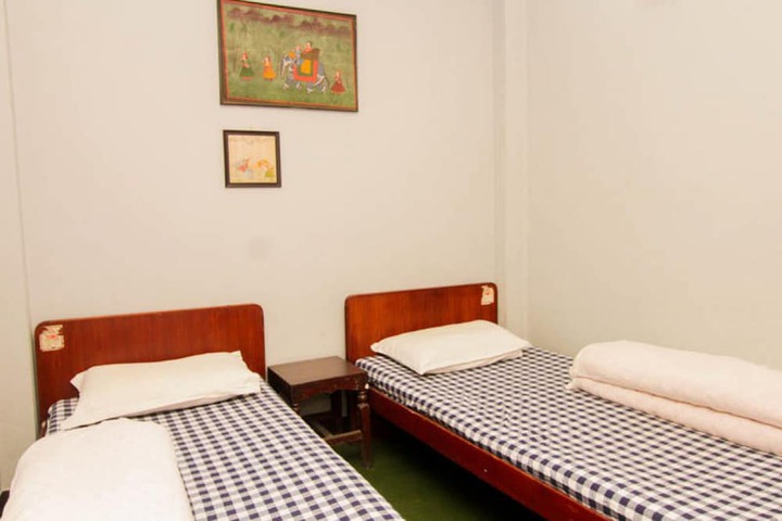 Room 4 of 13