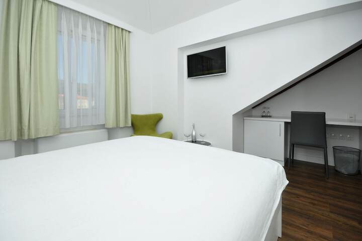 Room 42 of 132