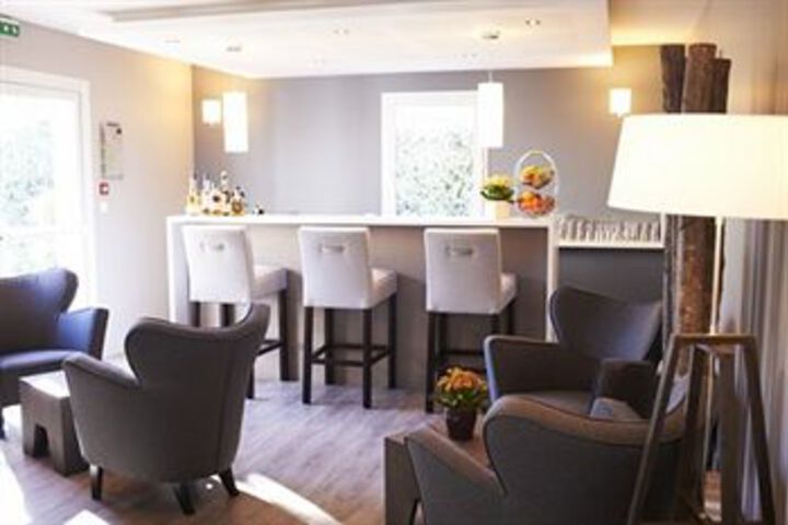 Lounge 22 of 39