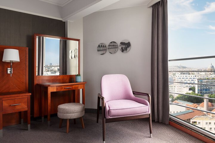 Room 10 of 93