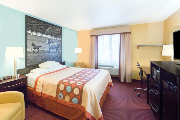 1 Queen Bed (18 of 29)