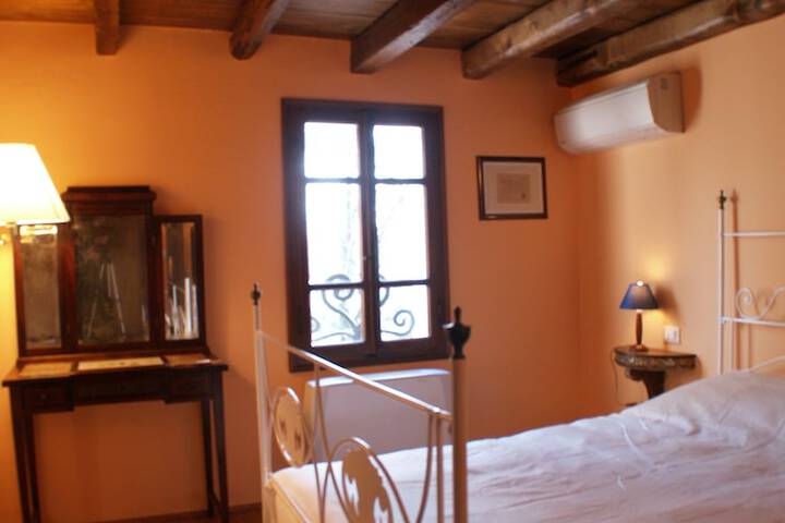 Room 11 of 38