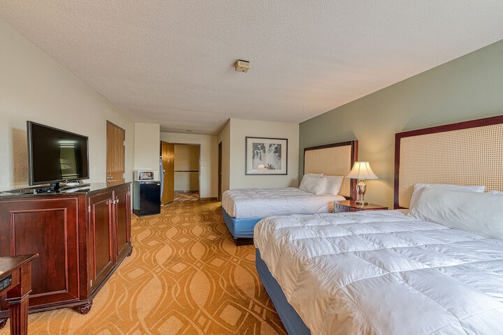1 Queen Bed (12 of 15)