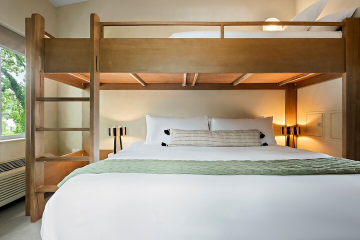 Room 28 of 73