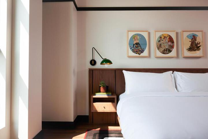 Premium Room 1 King Bed Accessible (10 of 21)