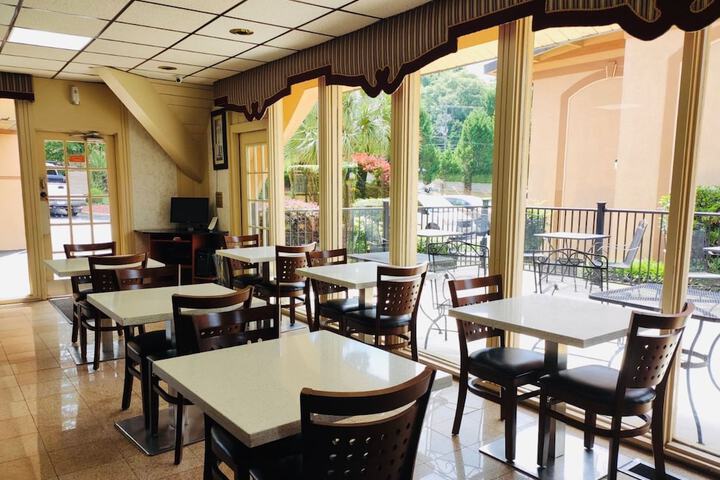 Breakfast area