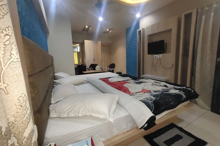 Room 8 of 10
