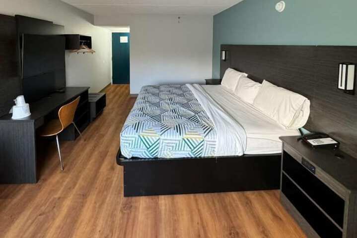 1 King Bed (7 of 18)