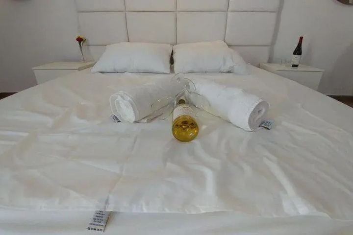 Room 7 of 8
