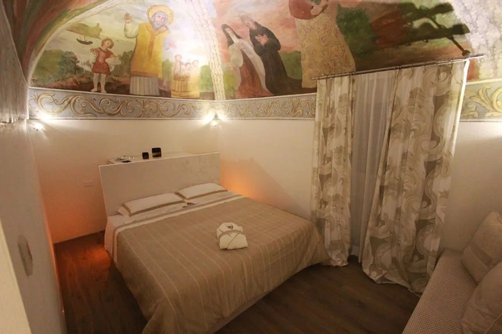 Room 6 of 13