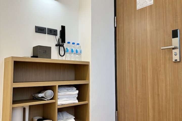 Room 12 of 34