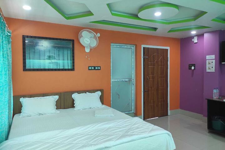 Room 4 of 18