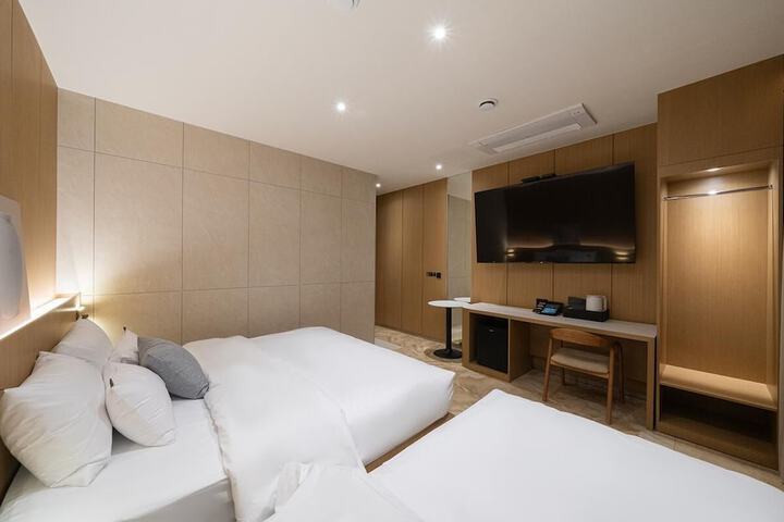Room 48 of 73