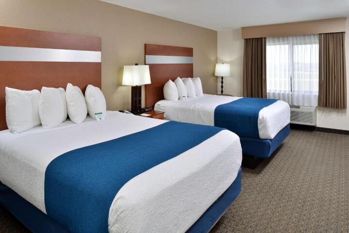 2 Queen Beds Microwave and Refrigerator WiFi Full Breakfast (1 of 7)