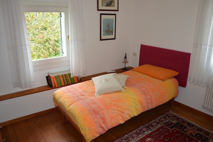 Room 2 of 20
