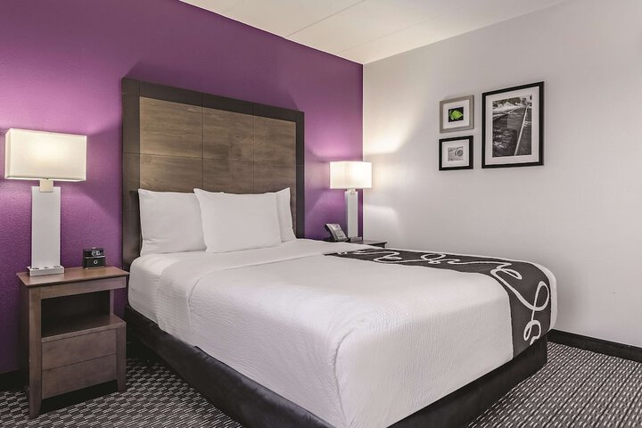 1 Queen Bed Mobility Hearing Impaired Accessible Room (17 of 17)