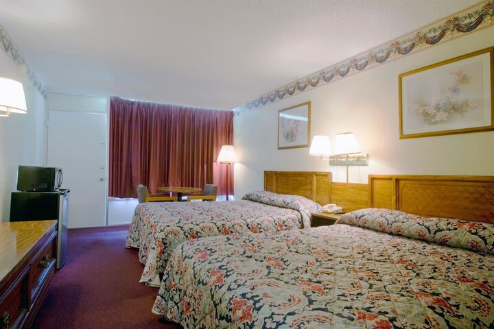 1 Queen Bed (5 of 9)