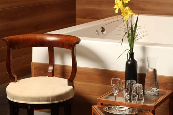 Deep soaking bathtub