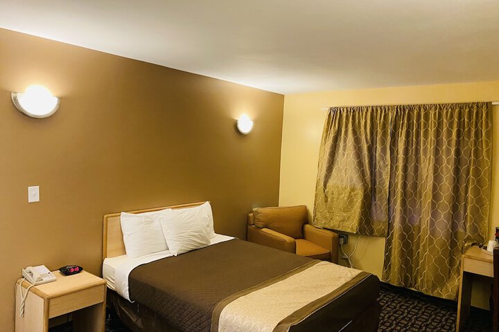 1 Queen Bed (11 of 14)