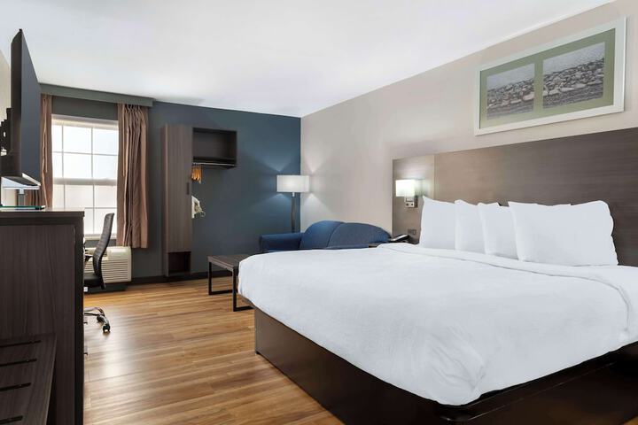 1 King Accessible Comm Assist Bathtub Microwave, Refrigerator WiFi Full Breakfast (9 of 19)