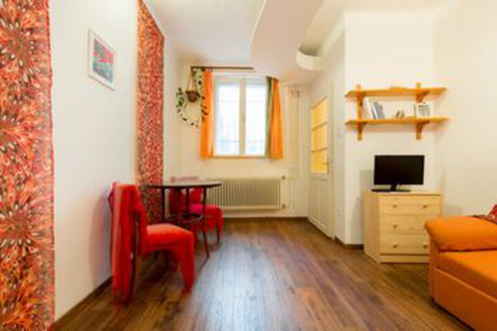 Room 9 of 38
