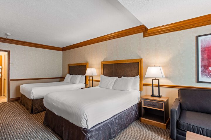 2 Queen Beds Electric Fireplace High Speed Internet Accessible Refrigerator, Coffee Maker Iron Full Breakfast (2 of 10)