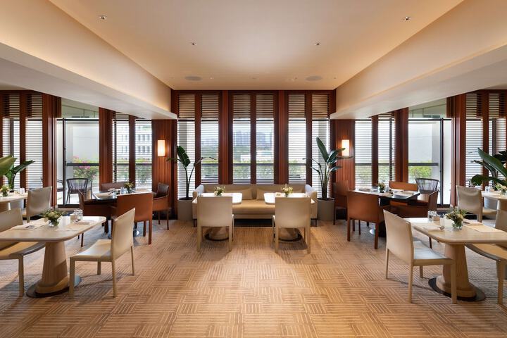 Lounge 65 of 70