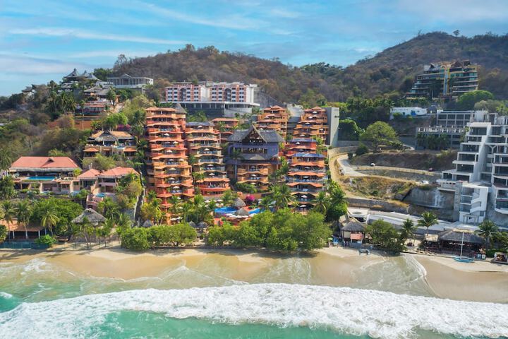 Exterior of Hilton Grand Vacations Club Zihuatanejo