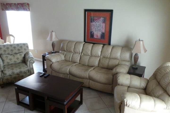 Lounge 32 of 37
