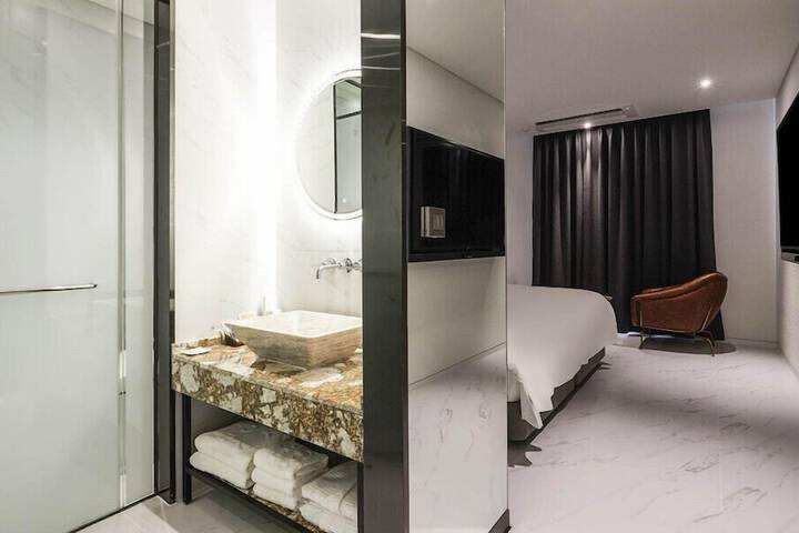 Room 2 of 41
