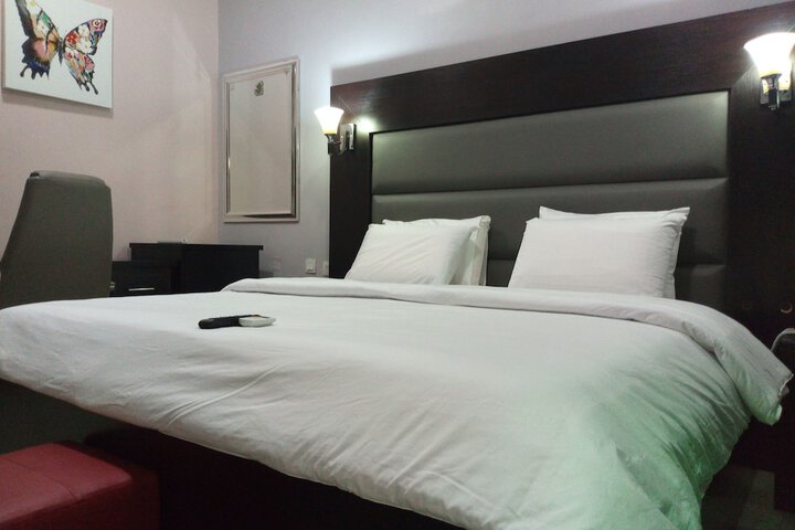 Room 8 of 28