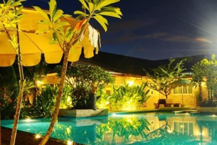 Hotel with Pool