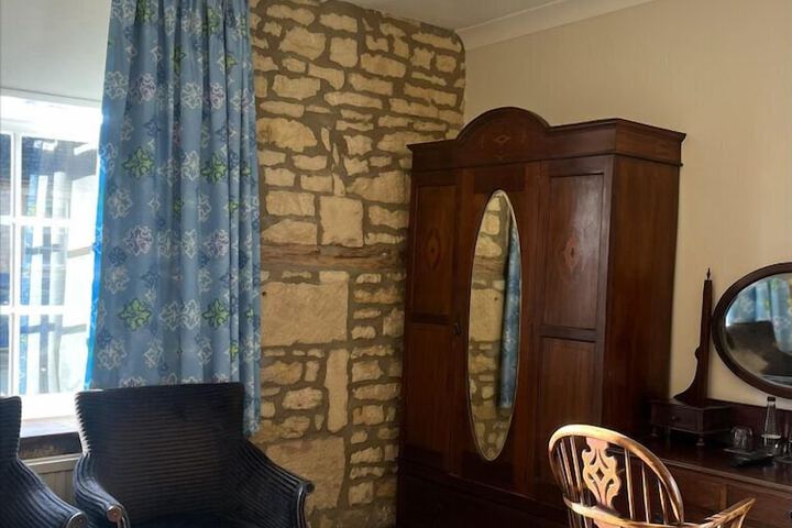 Room 9 of 77