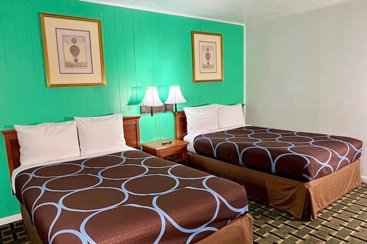 Room 10 of 18