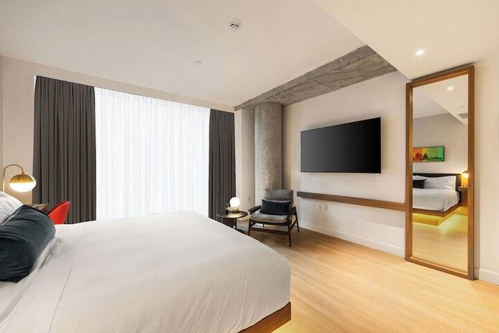 Room 6 of 7