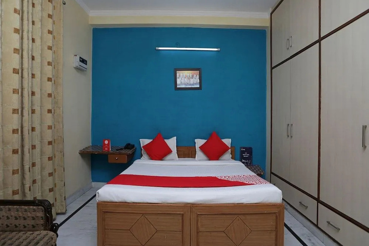 Room 8 of 12