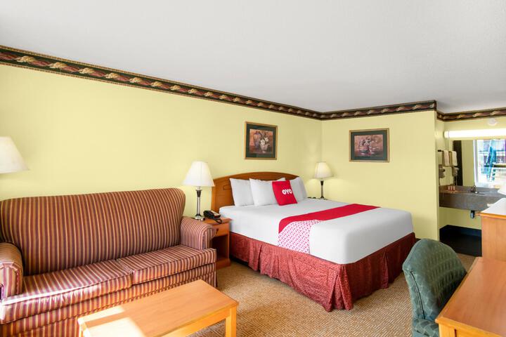 1 King Bed (5 of 8)