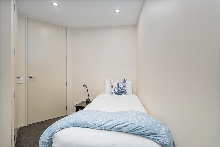 Room 18 of 153