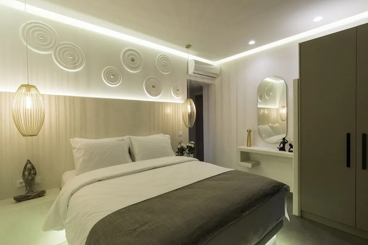 Room 7 of 16