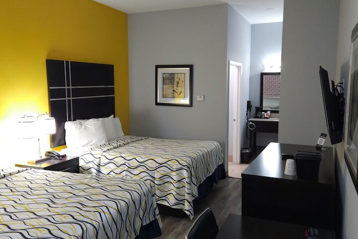 1 King Bed (3 of 6)