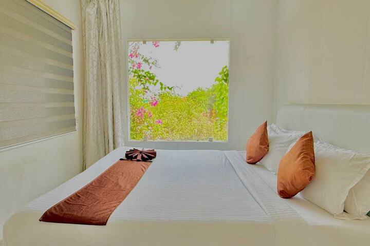 Room 4 of 12