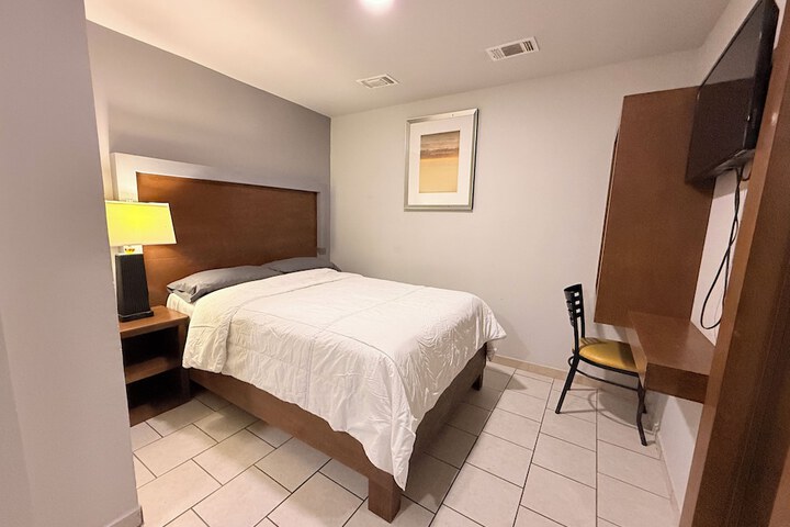 Room 6 of 28