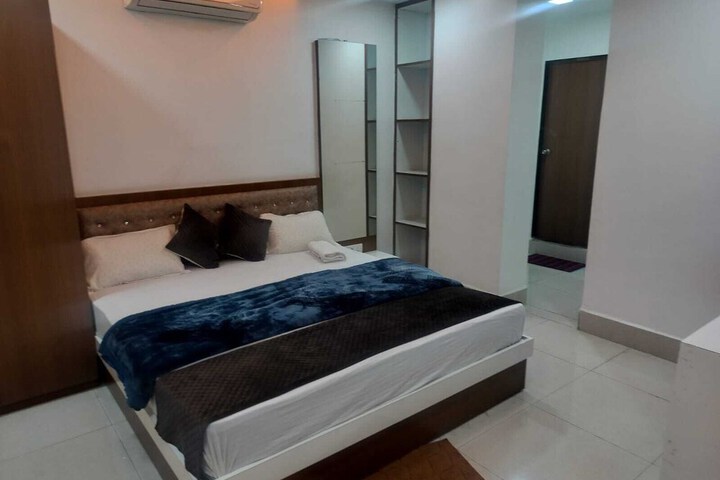 Room 15 of 32