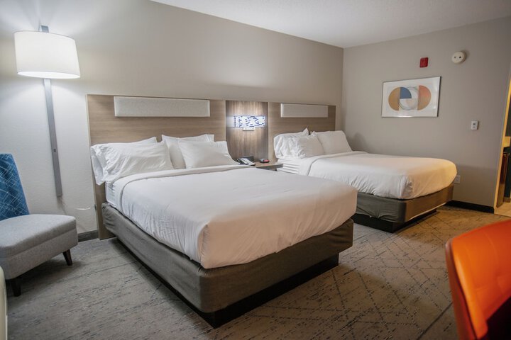 2 Queen Beds (7 of 13)