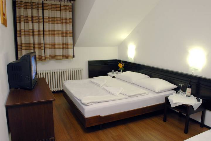 Room 4 of 68