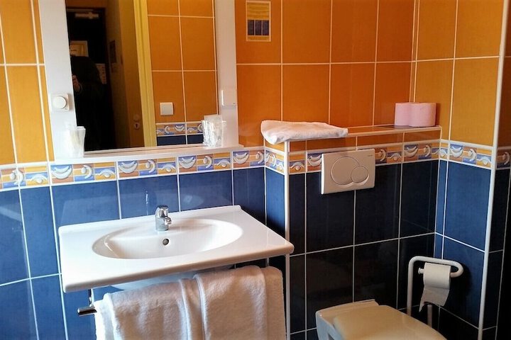 Room 7 of 17