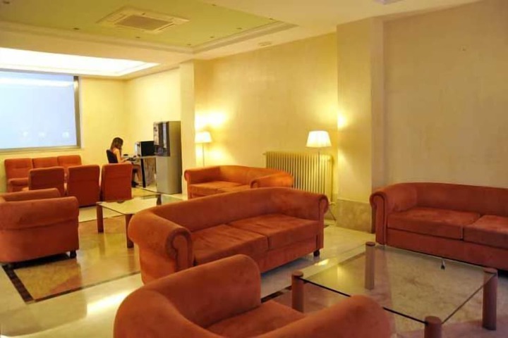 Lobby lounge
