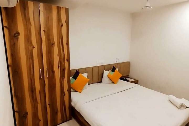 Room 17 of 38